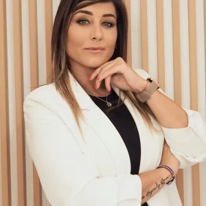 Maria Leza en su salón de belleza en Logroño
